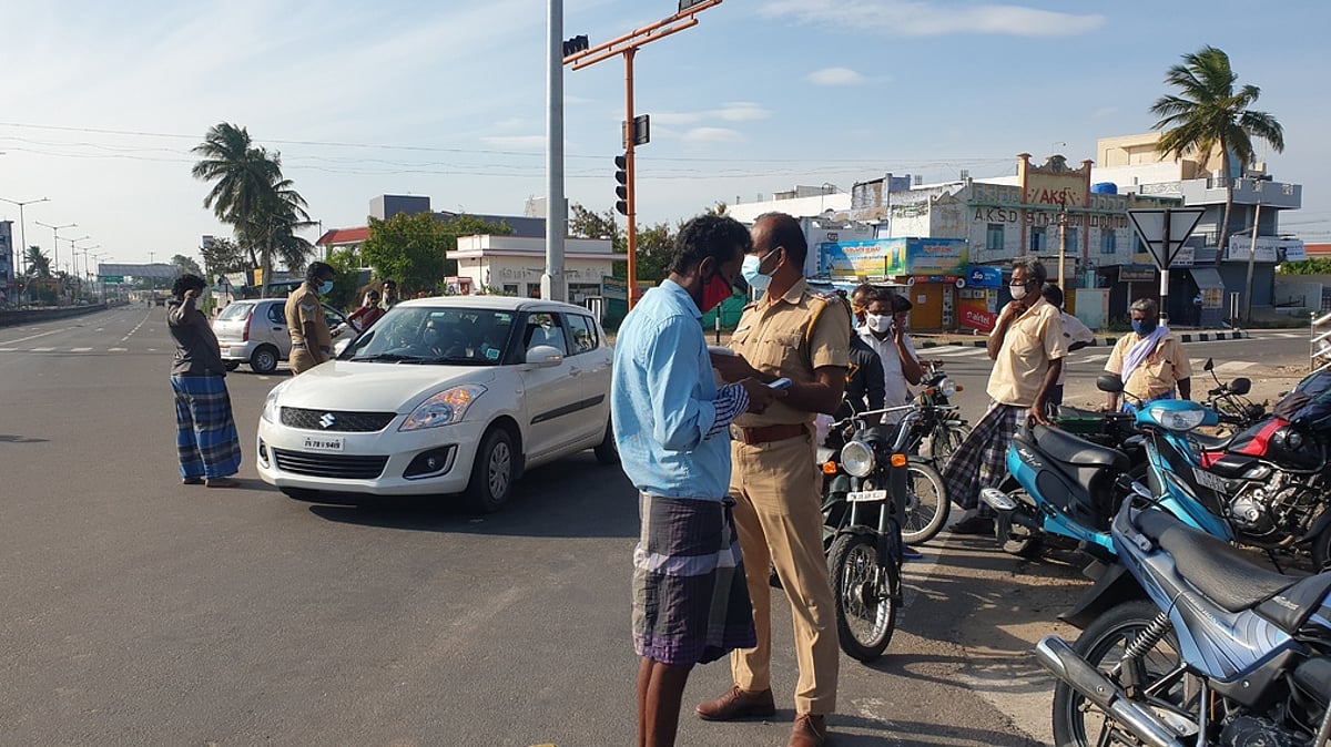 தாராபுரத்தில் பொதுமுடக்கத்தை மீறியவா்களின் வாகனங்கள் பறிமுதல்