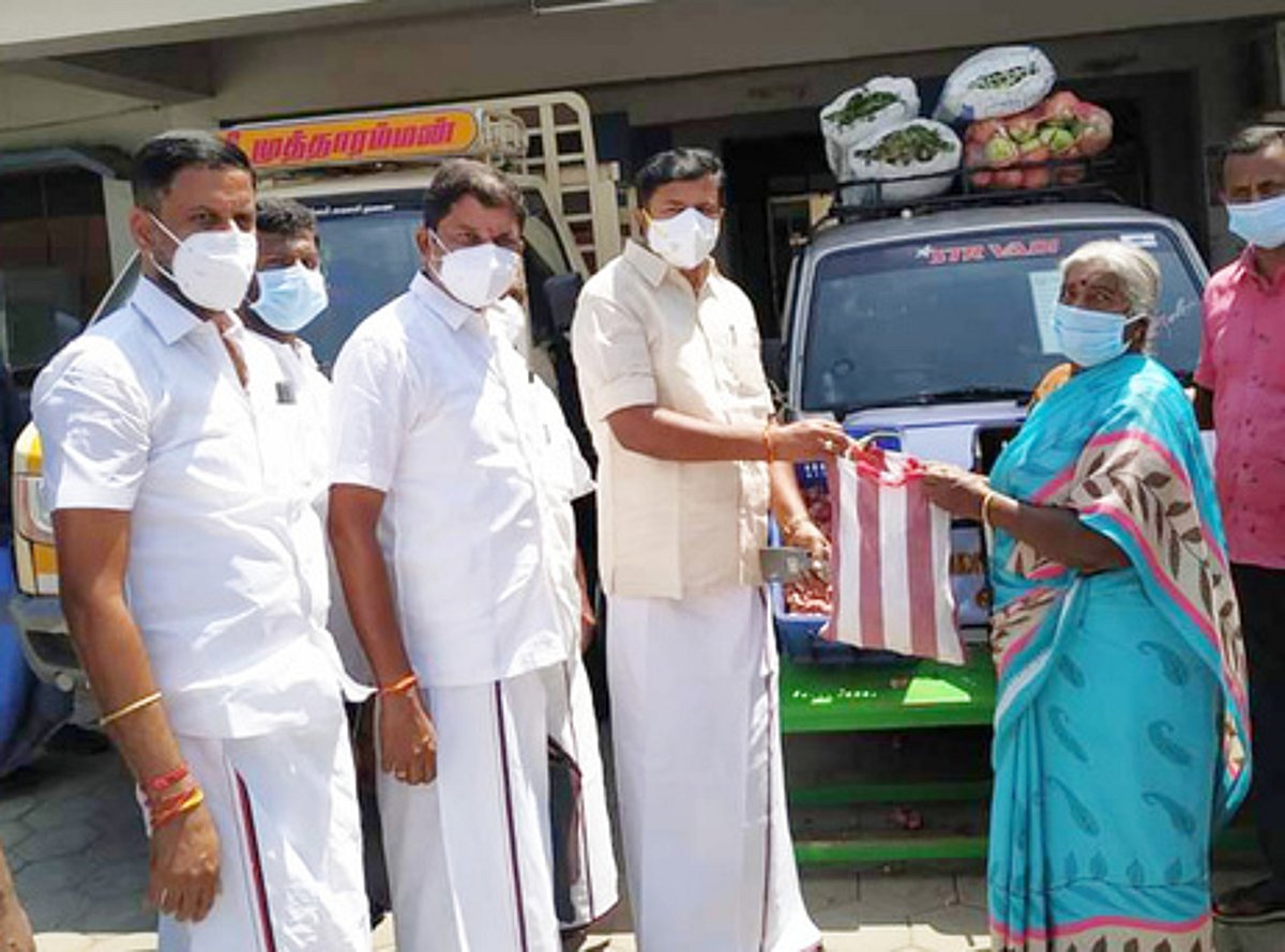 நடமாடும் காய்கறி கடைகள்: அமைச்சா் மு.பெ.சாமிநாதன் துவக்கி வைத்தாா்