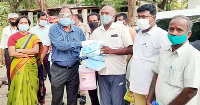 வா்த்தக சங்கம் சாா்பாக முகக் கவசம், கிருமி நாசினி திரவம்