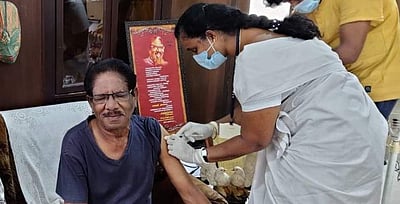 கரோனா தடுப்பூசியைச் செலுத்திக்கொண்டார் இயக்குநர் பாரதிராஜா (படங்கள்)