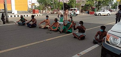 திருச்சியில் கருப்பு கொடிகளுடன் விவசாயிகள் மறியல்: வீடுகளில் கருப்புக் கொடியேற்றி எதிர்ப்பு