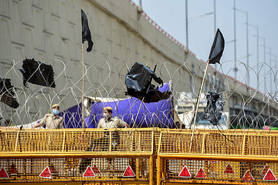 கரோனா கட்டுப்பாடுகளுடன் நடைபெறும் விவசாயிகள் போராட்டம்