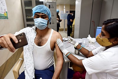 உருமாறிய கரோனாவுக்கு எதிராக சிறப்பாக செயல்படுகிறது தடுப்பூசி: ஆய்வு