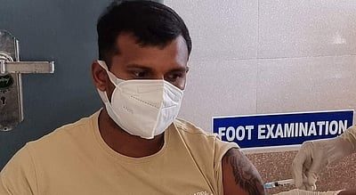 சுகாதாரப் பணியாளர்களுக்கு நன்றி: கரோனா தடுப்பூசி செலுத்திக்கொண்ட நடராஜன்