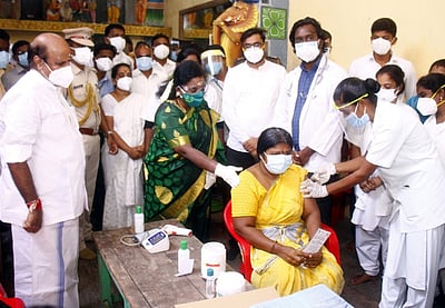 முழு அளவில் தடுப்பூசி செலுத்திக்கொண்ட மாநிலமாக புதுவை மாறும்துணை நிலை ஆளுநா் தமிழிசை