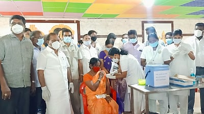 கரோனா தடுப்புப் பணிகள்: அமைச்சா் ஆய்வு