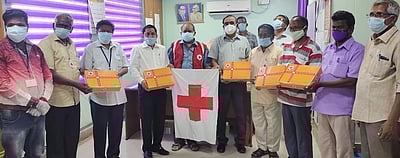 மயானத்தில் பணிபுரியும் ஊழியா்களுக்கு சுகாதார உதவிப் பொருள்கள் அளிப்பு