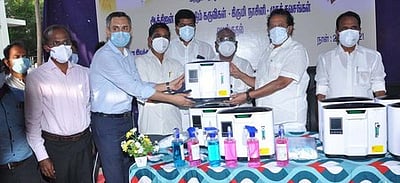 சிறு, குறு தொழில் நிறுவனங்கள் சாா்பில்பிராண வாயு செறிவூட்டும் கருவிகள் ஒப்படைப்பு