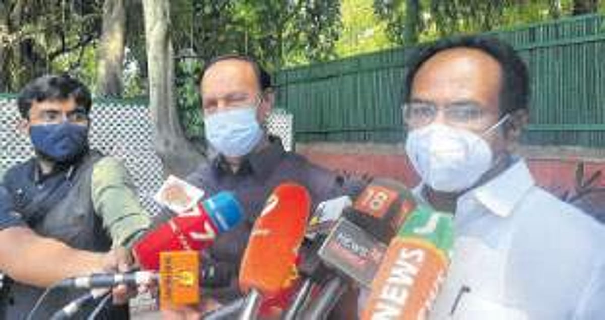 செங்கல்பட்டுஆலை செயல்பாட்டுக்கு வந்தால் 6 மாதங்களில் 2 கோடி தடுப்பூசி: தில்லியில் தமிழக அமைச்சா் உறுதி