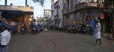 தம்மம்பட்டியில் சாலை, தெருக்களில் தடுப்பு: போலீசார் தீவிர கண்காணிப்பு