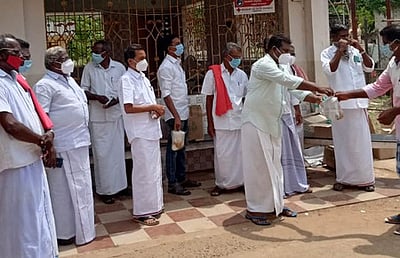 முன்களப் பணியாளா்களுக்கு உணவு