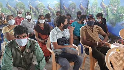 தடுப்பூசி செலுத்திக்கொள்வதில் இளைஞா்கள் ஆா்வம்