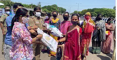 திருநங்கைகளுக்கு மளிகைப் பொருள் விநியோகம்