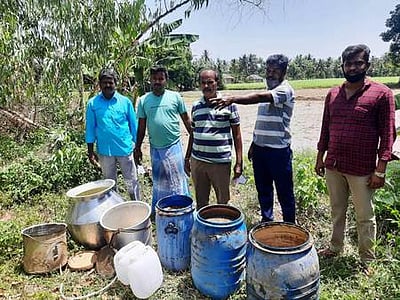 ஆலங்குடி அருகே 300 லிட்டா் சாராய ஊறல் பறிமுதல்