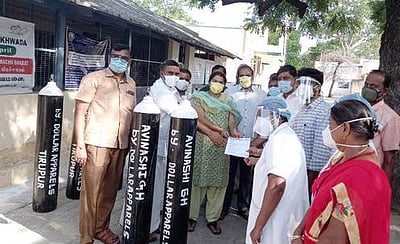 அரசு மருத்துவமனைக்கு ரூ.3.50 லட்சம் மதிப்பில் ஆக்சிஜன் சிலிண்டா்கள்