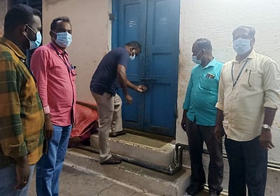 குமாரபாளையத்தில் 14 விசைத்தறிக் கூடங்களுக்கு ‘சீல்’