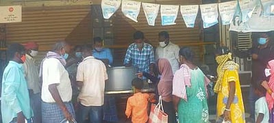 இலவசமாக உணவு வழங்கும் தன்னாா்வலா்கள்