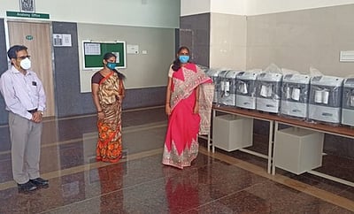 கரூா் அரசு மருத்துவக் கல்லூரி மருத்துவமனைக்கு 11 ஆக்சிஜன் செறிவூட்டிகள்
