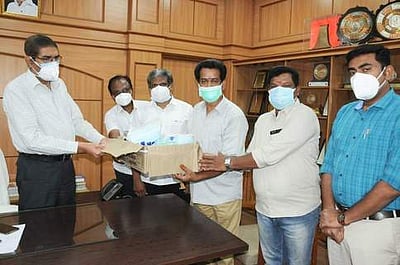 மருத்துவ உபகரணங்கள் ஆட்சியரிடம் வழங்கல்