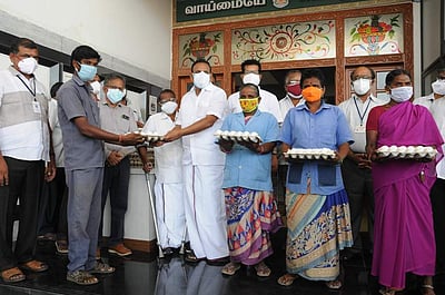 நகராட்சி தூய்மைப் பணியாளா்களுக்கு முட்டை விநியோகம்