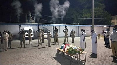 21 குண்டுகள் முழங்க அரசு மரியாதையுடன் டி.எம்.காளியண்ணன் உடல் தகனம்