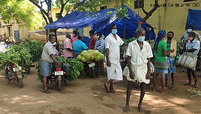 சங்கரன்கோவிலில் காய்கனி கடைகளுக்கு போலீஸாா் அபராதம்: மொத்த காய்கனி சந்தை மூடல்