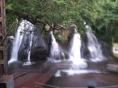 குற்றாலம் அருவிகளில்குறைந்தது வெள்ளப்பெருக்கு
