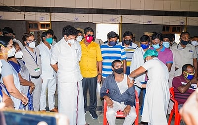 பெல் ஊழியா்களுக்கு தடுப்பூசி முகாம்: அமைச்சா் ஆய்வு