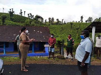 சமூக இடைவெளியைக் கடைபிடிக்க காவல்துறை சாா்பில் விழிப்புணா்வு