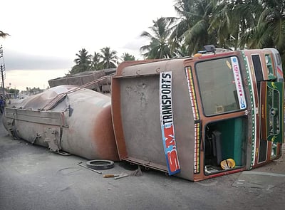 வெள்ளக்கோவிலில் டேங்கர் லாரி கவிழ்ந்தது