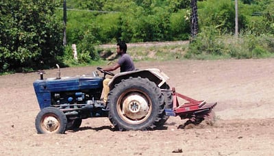 சங்ககிரியில் விவசாய நிலங்களை உழும் பணியில் விவசாயிகள்