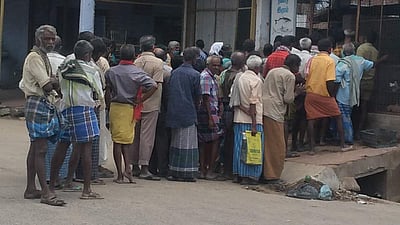 கம்பம்: சமூக இடைவெளியைக் கடைப்பிடிக்காத அன்னதான குழுக்கள்