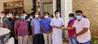 ஈரோடு பத்திரிகையாளர் சங்கம் சார்பில் முதல்வரிடம் கரோனா நிதி வழங்கல்