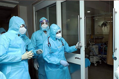 பிபிஇ கிட் அணிந்து கொண்டு முதல்வர் ஆய்வு - புகைப்படங்கள்