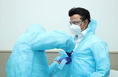 பாதுகாப்பு உடை அணிந்து கரோனா நோயாளிகளிடம் நேரில் நலம் விசாரித்த முதல்வர்