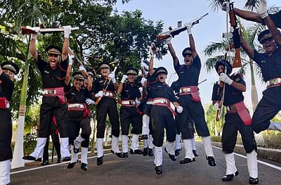 பயிற்சியை நிறைவு செய்த ராணுவ அதிகாரிகள்: அணிவகுப்பு சிறப்பாக செயல்பட்ட வீரருக்கு தங்கப் பதக்கம்