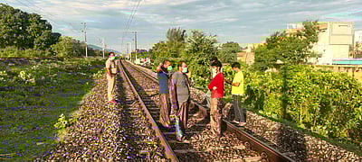 ஆம்பூர் அருகே சிக்னல் கோளாறு பணியில் ஈடுபட்ட ரயில்வே ஊழியர்கள் 2 பேர் ரயில் மோதி பலி 