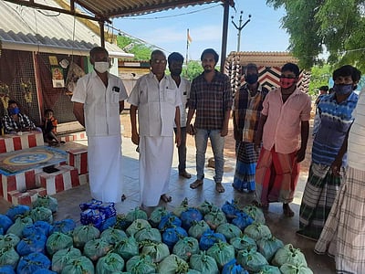 மானாமதுரையில் கலைக் கூத்தாடிகளுக்கு காங்கிரஸ் சார்பில் நிவாரணப் பொருள்கள் வழங்கல்