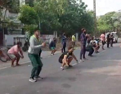 ஊரடங்கை மீறியவர்களுக்குத் தண்டனை அளித்த காவல் துறை