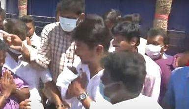 விஜயகாந்தை நேரில் சந்தித்து ஆசி பெற்றார் உதயநிதி