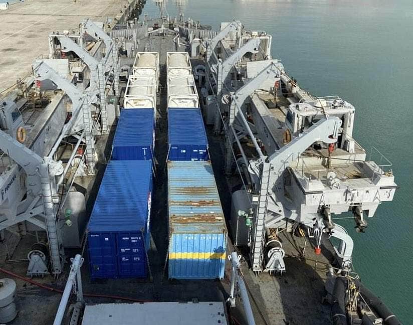 சிங்கப்பூரிலிருந்து மருத்துவ உபகரணங்களுடன் கிளம்பியது இந்திய கடற்படையில் கப்பல்