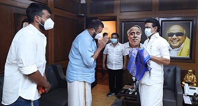 மு.க. ஸ்டாலினுக்கு நேரில் வாழ்த்து சொன்ன நடிகர் ஜெயராம் (படங்கள்)