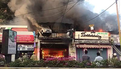 திருச்சியில் கார் அலங்கார உதிரிபாகங்கள் விற்பனை கடையில் தீ விபத்து