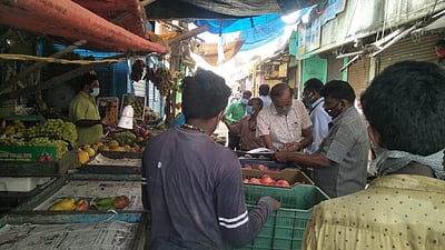 திருவள்ளூர் பஜார் பகுதியில் அதிகாரிகள் ஆய்வு: விதிமுறை மீறி திறந்த கடைகளுக்கு அபராதம்