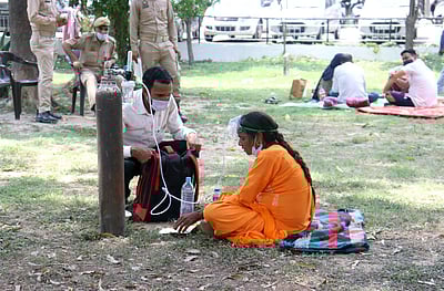 ஜம்மு-காஷ்மீர்: மருத்துவமனைக்கு வெளியே கரோனா நோயாளிகளுக்கு சிகிச்சை