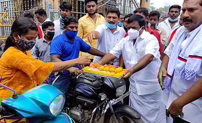 மு.க.ஸ்டாலின் பதவியேற்பு:திமுகவினா் கொண்டாட்டம்