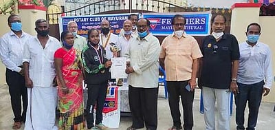 சா்வதேச கைப்பந்து போட்டியில் தங்கம் வென்ற வீராங்கனைக்கு பாராட்டு