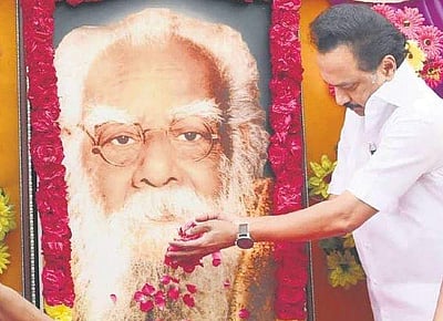 பெரியார் நினைவிடத்தில் முதல்வர் மு.க.ஸ்டாலின் மரியாதை