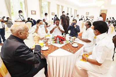 ஆளுநர் மாளிகை தேநீர் விருந்து: ஒரே மேஜையில் ஸ்டாலின், ஓ. பன்னீர்செல்வம்