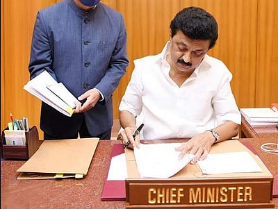 5 தேர்தல் வாக்குறுதிகள் நிறைவேற்றம்: 2 தவணைகளாக ரூ.4,000 கரோனா நிவாரணம்